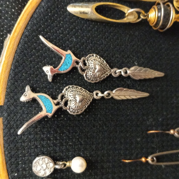 10 pairs of assorted costume earrings. Made from various materials. - Picture 3 of 11